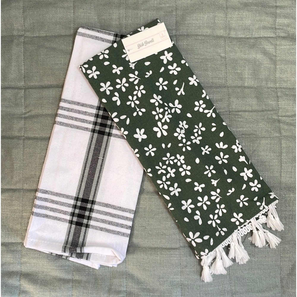 NWT Set of 2 Kitchen Towels